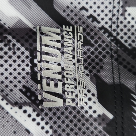 New Unused Venum no gi long sleeve Rashguard - Picture 4 of 5